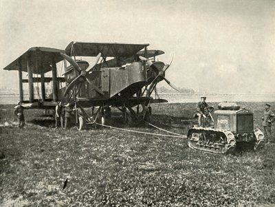 Un piccolo trattore motorizzato che posiziona una grande macchina da bombardamento della R.A.F., 1919 da Unbekannt