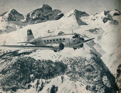 Un aereo Swissair che vola vicino all