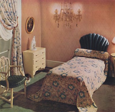 Un copriletto Vantona Court dona una nota lussuosa a questa camera da letto, 1942 da Unbekannt