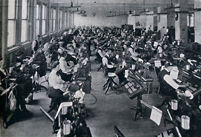 Vista della più grande batteria di macchine da composizione del mondo, 1916 da Unbekannt