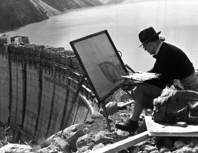 Un artista di Linz dipinge la diga di Limberg, Austria, c1947-1951 da Unbekannt