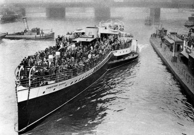 Folla di vacanzieri a bordo di un piroscafo diretto a Margate, Londra da Unbekannt