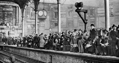 Folla di vacanzieri in attesa di un treno per Margate, Londra, 1926-1927 da Unbekannt