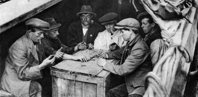 Un barcaiolo e i suoi compagni giocano a domino nella stiva di una barca sul canale, 1926-1927 da Unbekannt