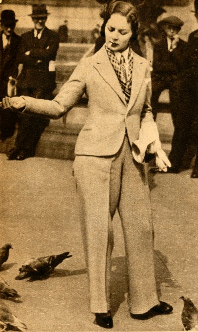 Una signora in pantaloni che nutre i piccioni a Trafalgar Square, 1933 da Unbekannt