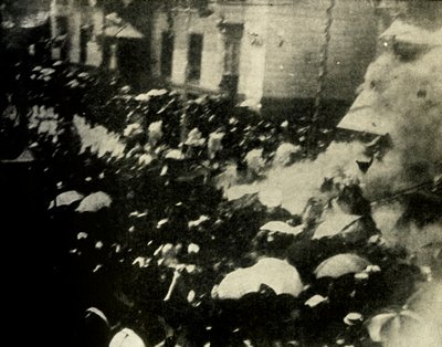 Una bomba esplode il giorno del matrimonio del re e della regina di Spagna, Madrid, 1906, 1910 da Unbekannt