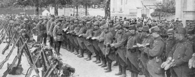Un colonnello che controlla gli stivali dei suoi soldati, Saint-Francois-Xavier, Parigi, Francia, agosto 1914 da Unbekannt