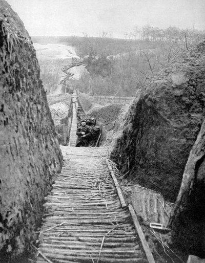 Una trincea di comunicazione e un sentiero verso il fronte, Francia, Prima Guerra Mondiale, 1915 da Unbekannt