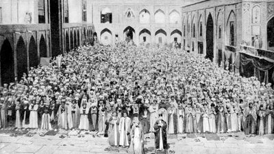 Una congregazione di fronte alla sacra Kaaba nella moschea della Mecca, Arabia Saudita da Unbekannt