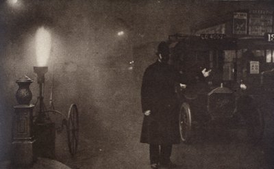 Un poliziotto che dirige il traffico nella nebbia, Londra, c1910s-c1920s da Unbekannt
