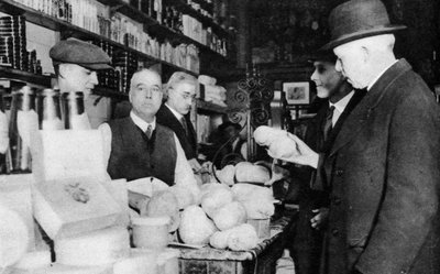 Un cliente ispeziona un haggis, Londra, 1926-1927 da Unbekannt