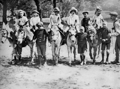 Una cavalcata su un asino in un giorno festivo a Hamstead Heath, Londra, 1926-1927 da Unbekannt