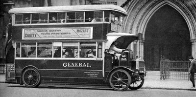 Un autobus a due piani davanti ai Tribunali, Londra, 1926-1927 da Unbekannt