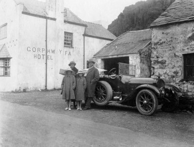 Una famiglia accanto alla loro auto, Hotel Gorphwysfa, Galles del Nord, c1920s-c1930s da Unbekannt