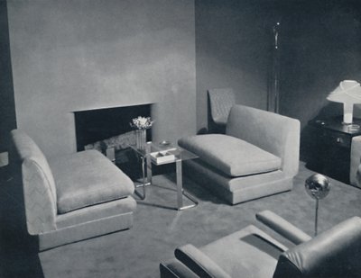 Un gruppo accanto al caminetto in un soggiorno progettato da Russel Wright, 1935 da Unbekannt