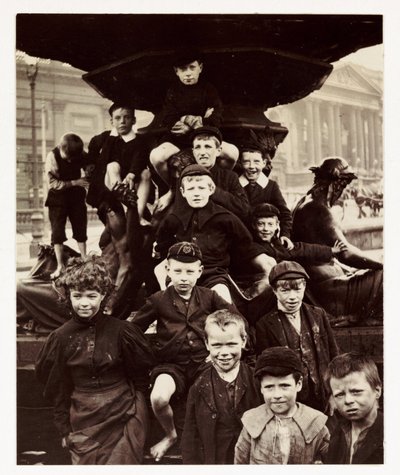 Un gruppo di bambini davanti alla fontana Steble, Liverpool, fotografato da un fotografo sconosciuto intorno al 1905 da Unbekannt