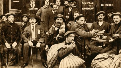 Un gruppo di lavoratori rifugiati in un caffè a Parigi, Prima Guerra Mondiale, 1914-1918, 1933 da Unbekannt