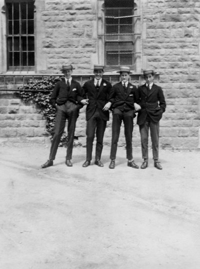 Un gruppo di scolari o studenti, c. 1900-1930 da Unbekannt