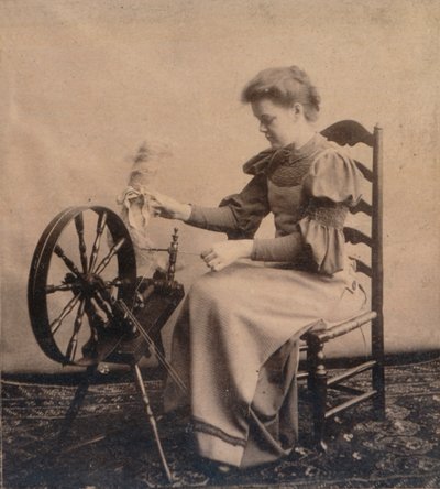Una signora alla ruota da filatura, c1900 da Unbekannt