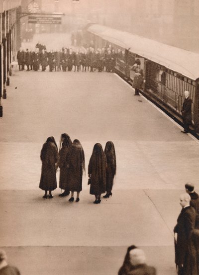 Un gruppo solitario di reali in lutto: la Regina Maria con la Principessa Reale, 1936 da Unbekannt