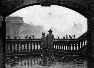 Un uomo e un ragazzo che danno da mangiare agli uccelli vicino al ponte di Blackfriars, Londra, 1926-1927 da Unbekannt