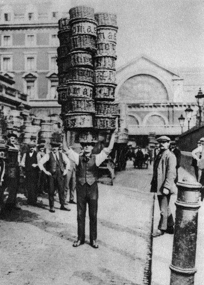 Un uomo che porta molti cesti sulla testa, Covent Garden, Londra da Unbekannt
