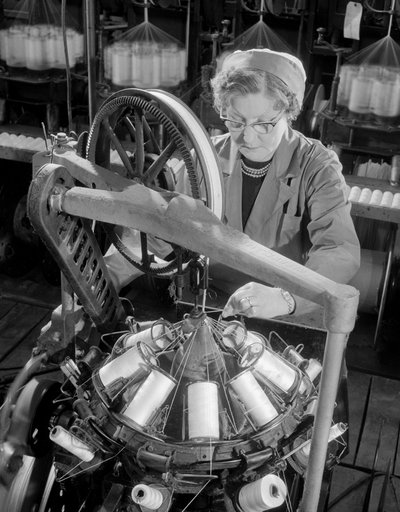 Una lavoratrice di mezza età che intreccia bobine di cavi, Johnson and Phillips da Unbekannt