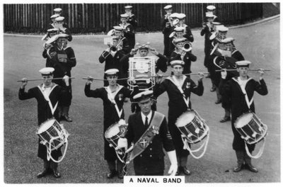 Una banda navale della base a terra HMS Vernon a Portsmouth, 1937 da Unbekannt