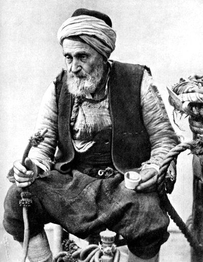 Un contadino che beve caffè e fuma un huqqah, Izmir, Turchia, 1936 da Unbekannt