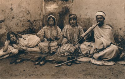 Una fotografia che raffigura persone arabe tradizionali, c1909 da Unbekannt