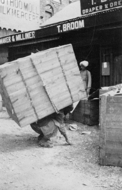 Un facchino che solleva un grande carico, Chakrata, India, 1917 da Unbekannt