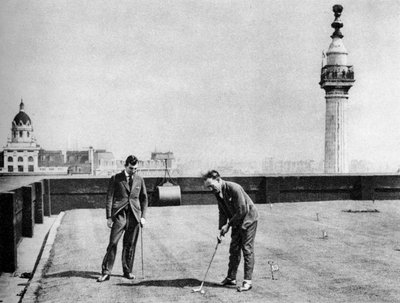 Un campo da golf sul tetto di Adelaide House, vicino al London Bridge, Londra, 1926-1927 da Unbekannt
