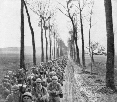 Un reggimento di fanteria francese va al fronte, Francia, 30 marzo 1918 da Unbekannt