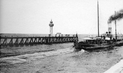 Un piroscafo in partenza da Trouville per Le Havre, Francia, c. 1920 da Unbekannt