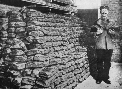 Un deposito di pane di guerra per le truppe tedesche, 1915 da Unbekannt