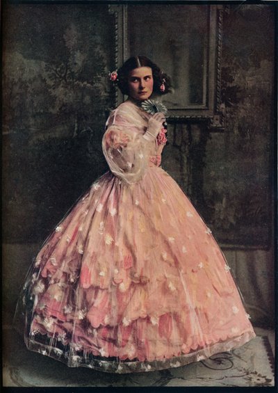 Un abito da ballo a tre balze di seta rosa, con soprabito di garza fiorita bianca, 1850-60, c1913 da Unbekannt
