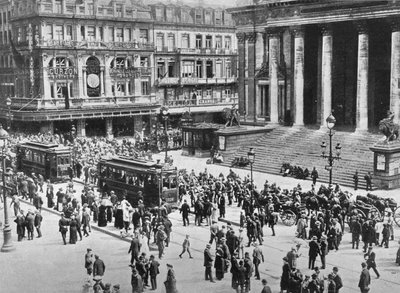 Una vista della Borsa durante il passaggio delle truppe tedesche, 1914 da Unbekannt