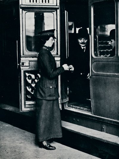 Una donna controllore di biglietti al lavoro, c1914 da Unbekannt