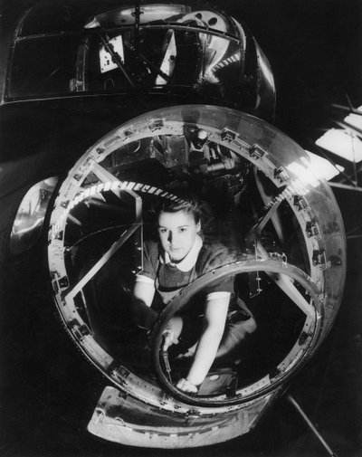 Una donna che lavora su un bombardiere Lancaster, Seconda Guerra Mondiale, anni 