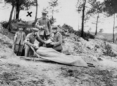 Un soldato tedesco ferito in una stazione di medicazione, Prima Guerra Mondiale, 1915 da Unbekannt