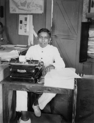 Un giovane seduto a una macchina da scrivere, Indonesia da Unbekannt