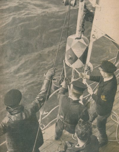 A bordo di una dragamine britannica, 1945 da Unbekannt