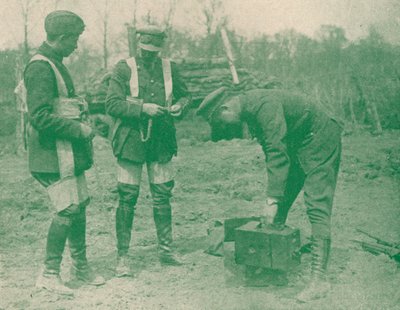 Fotografi aerei che fissano le imbracature del paracadute prima di salire, c1917 1919 da Unbekannt