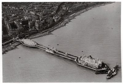 Vista aerea di Eastbourne, Sussex, da un dirigibile, 1931 da Unbekannt