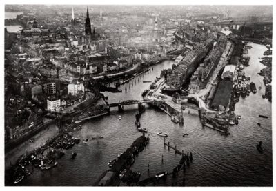 Veduta aerea del porto di Amburgo, Germania, da un dirigibile da Unbekannt