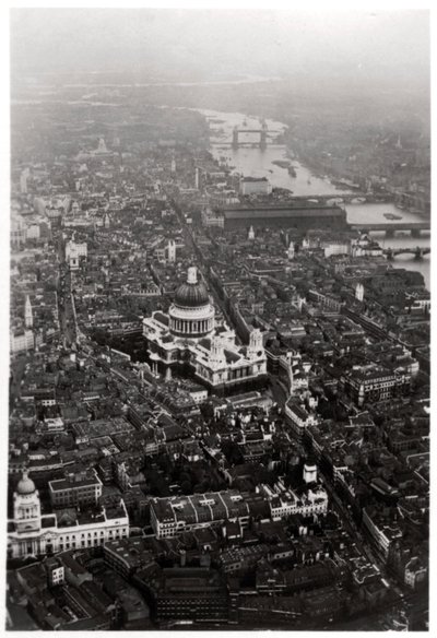 Vista aerea della Cattedrale di San Paolo, Londra, da un dirigibile, 1931 1933 da Unbekannt
