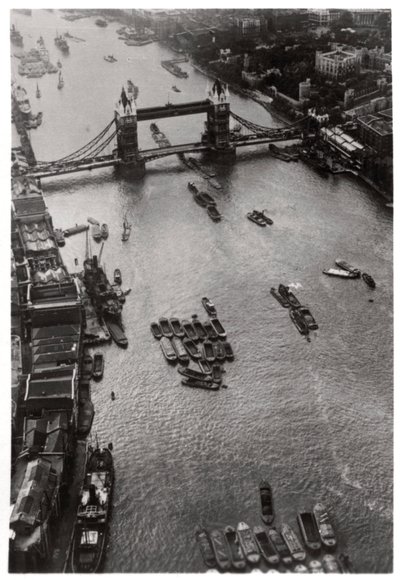 Veduta aerea del Tower Bridge, Londra, da un dirigibile da Unbekannt
