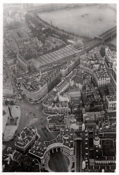 Veduta aerea di Trafalgar Square, Londra, da un dirigibile, 1931-1933 da Unbekannt
