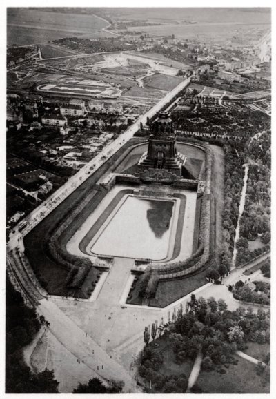 Veduta aerea del Volkerschlachtdenkmal, Lipsia, Germania, da un dirigibile, c1931 1933 da Unbekannt