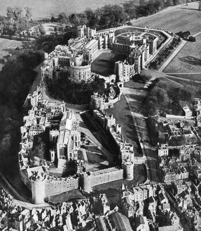 Vista aerea del Castello di Windsor, con la Cappella di San Giorgio in primo piano, 1935 da Unbekannt
